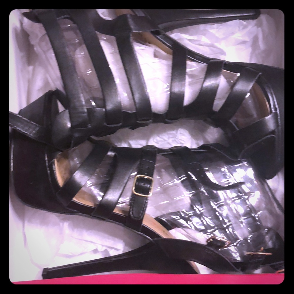 Just Fab Aster hills size 11 fits like a 10
